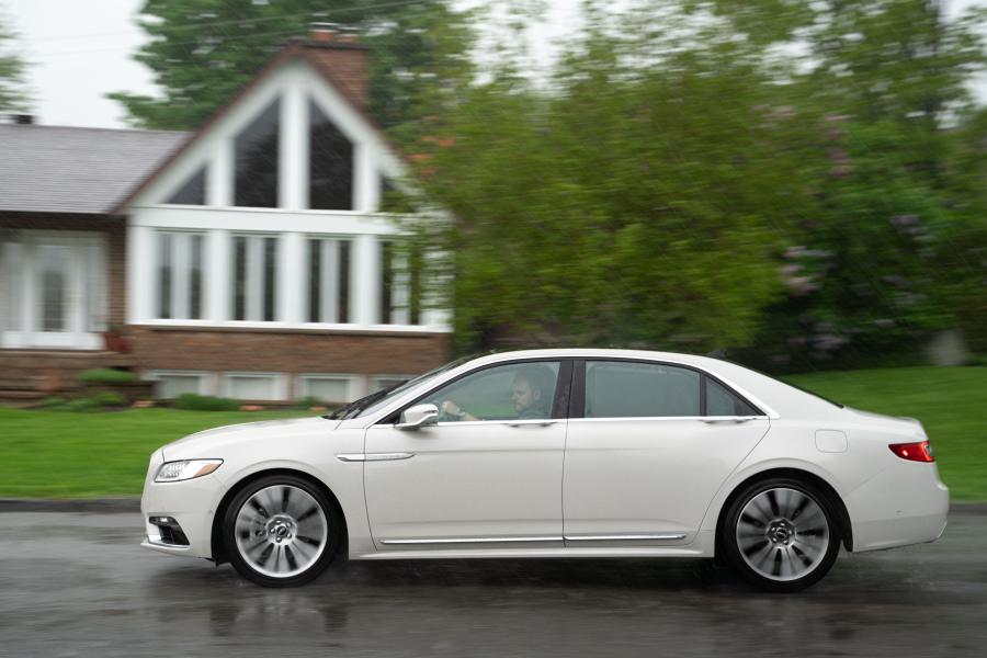  Lincoln Continental 2016 года  (фото 10 из 19)